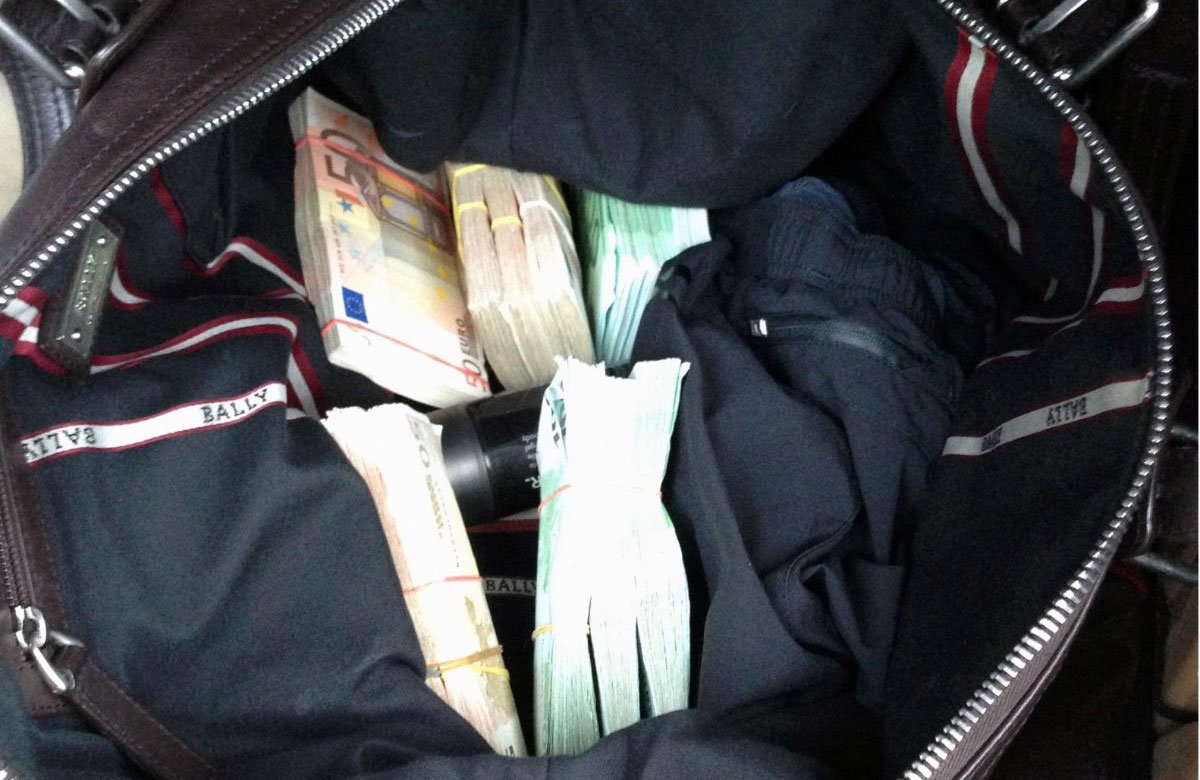 يعثر على حقيبة مليئة بآلاف اليورهات عشية الميلاد