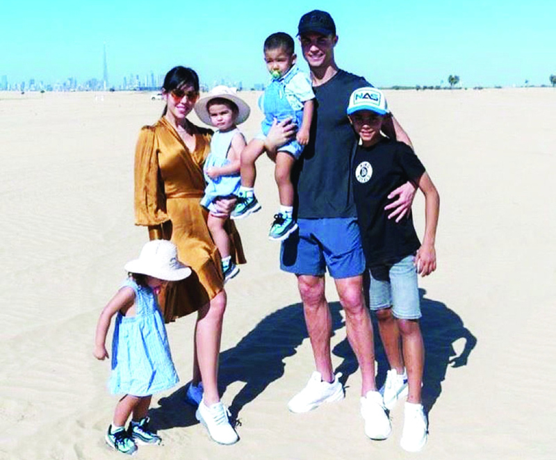 "رونالدو وأسرته"