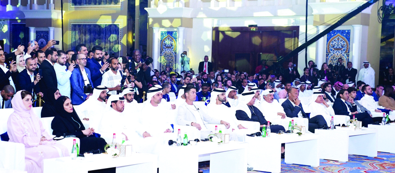 "منصور بن محمد يتابع المؤتمر بحضور عبد الله المري ومطر الطاير وسعيد حارب ونجــــــــــــــــــــــوم العالم | تصوير - محمد هشام"