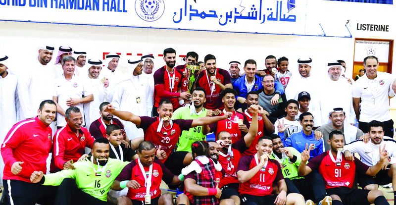 "كبار الحضور في النهائي يشاركون لاعبي شباب الأهلي فرحتهم بالإنجاز | البيان"