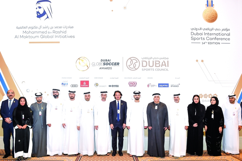 "■ منصور بن محمد يتوسط فريق عمل اللجنة المنظمة للمؤتمر بحضور مطر الطاير وعبد الله المري وسعيد حارب وعدد من المسؤولين | البيان"