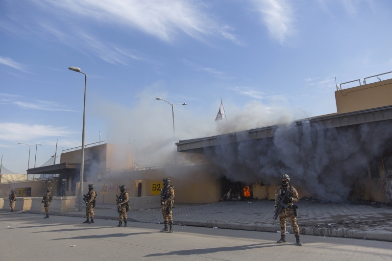 محتجو العراق يلزمون الحياد حول أحداث السفارة