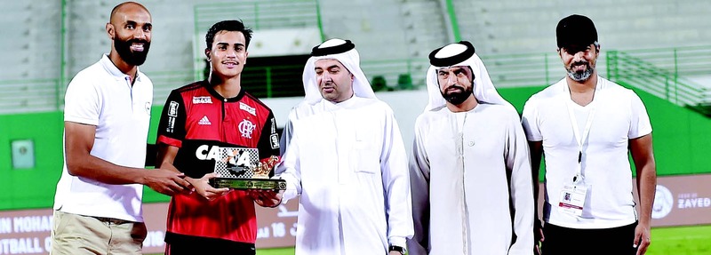 "ناصر آل رحمة وعمر كانوتيه يسلمان جيسوس جائزة أفضل لاعب في «دولية دبي» | البيان"