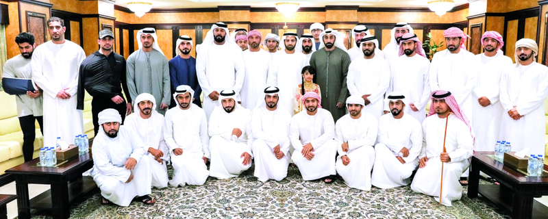 "ولي عهد رأس الخيمة يتوسط المشاركين في البطولة | البيان"