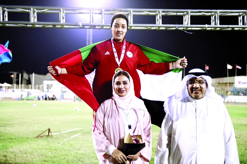 "سحر العوبد خلال تتويج إحدى بطلات الإمارات | البيان"