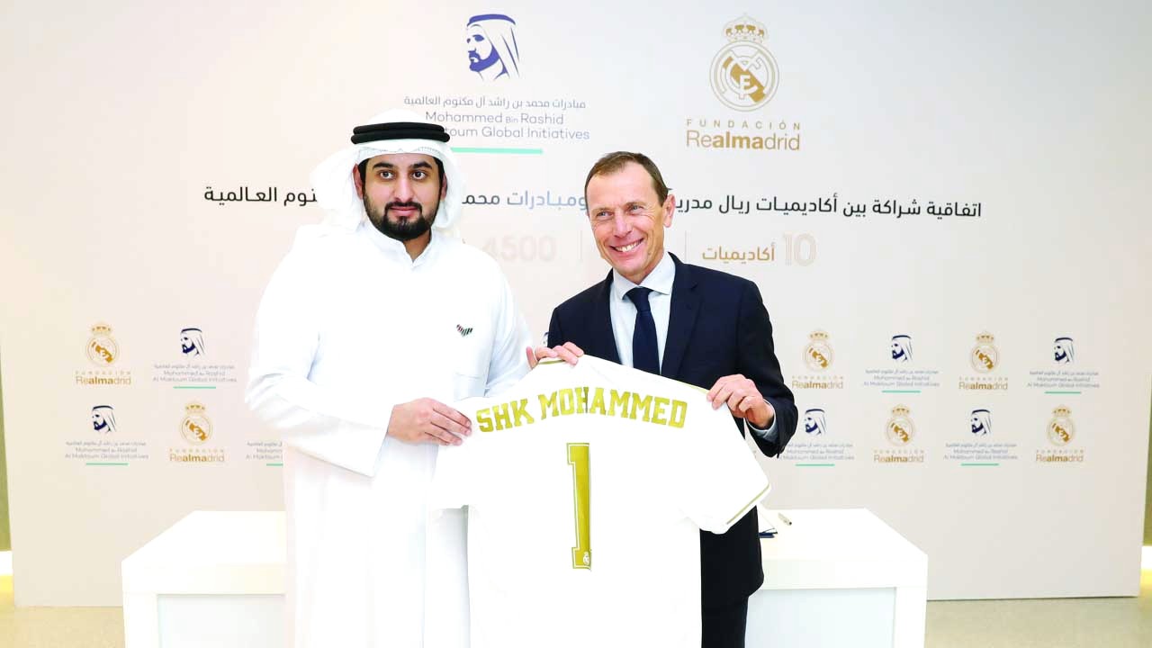 "أحمد بن محمد يتسلم قميص ريال مدريد من بوتراغيني | تصوير - خليفة عيسى"
