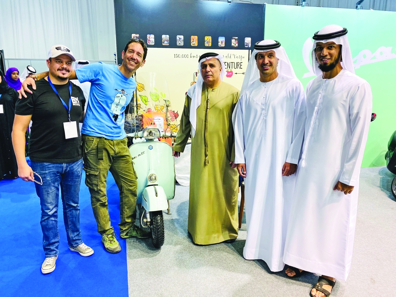 "مطر الطاير مع المغامر الذي يجول العالم بدراجته النارية | من المصدر"