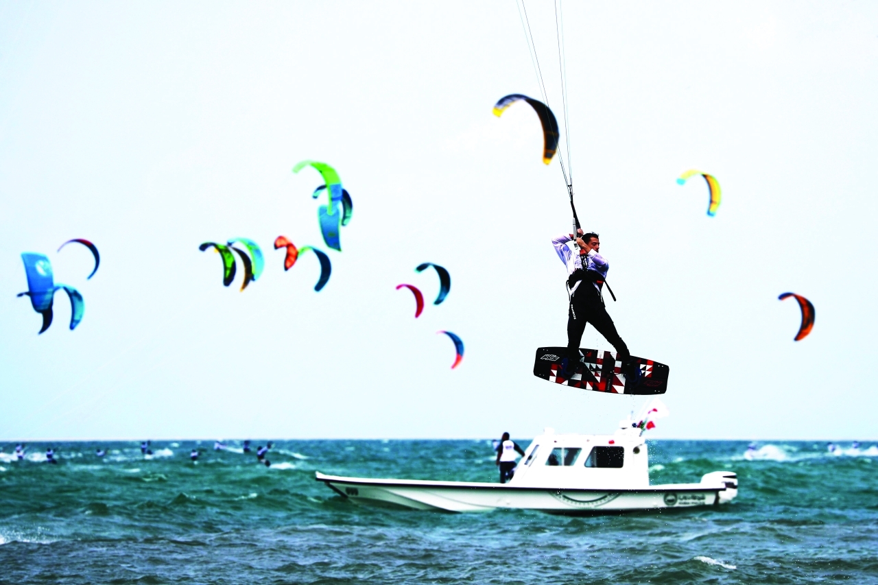 "استعراض عالمي على شاطئ نسناس في دبي | من المصدر"
