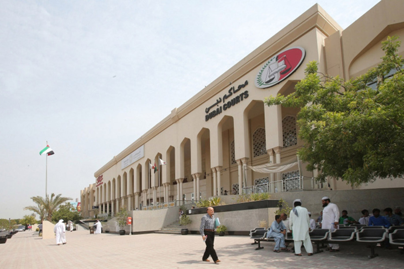 ضبط عامل نظافة أثناء سرقته محفظة ضابط قضائي