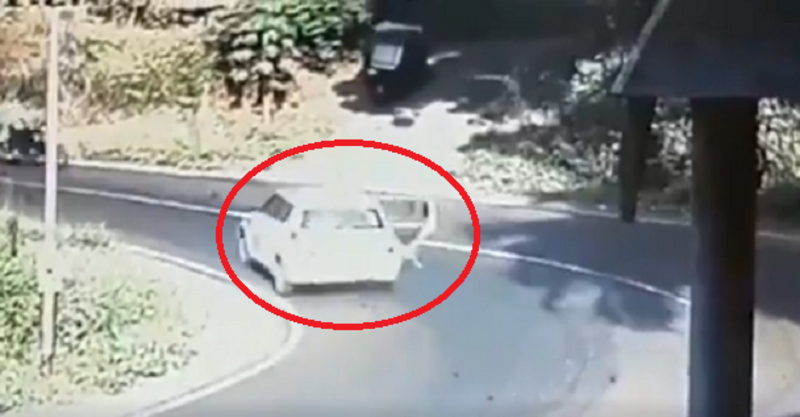مشهد صادم لسقوط طفل من سيارة مسرعة!