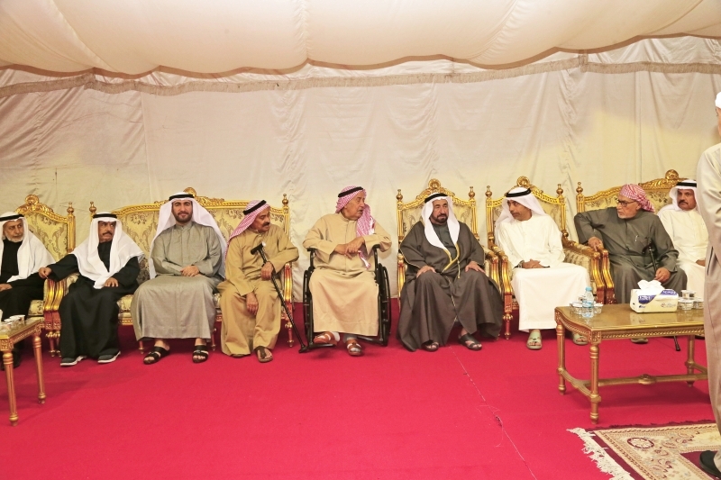 "سلطان القاسمي خلال تقديم واجب العزاء | تصوير: غلام كاركر"