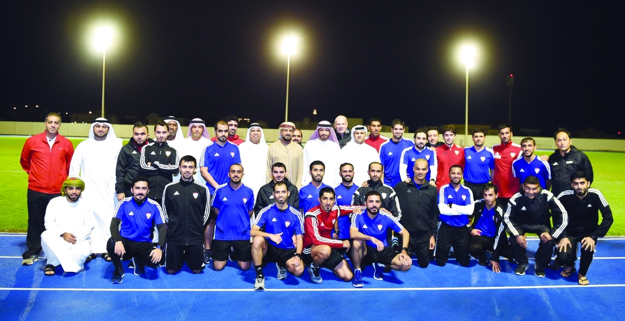 "سيف الزري يتوسط قضاة الملاعب بعد ختام الاختبارات | البيان"