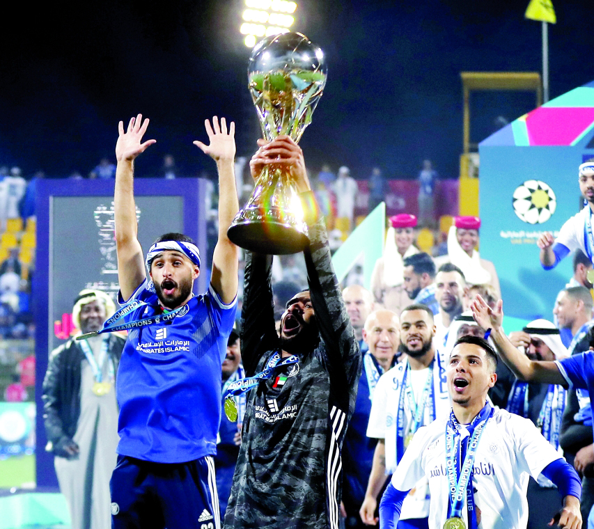"شامبيه حارس النصر يحتفل باللقب"
