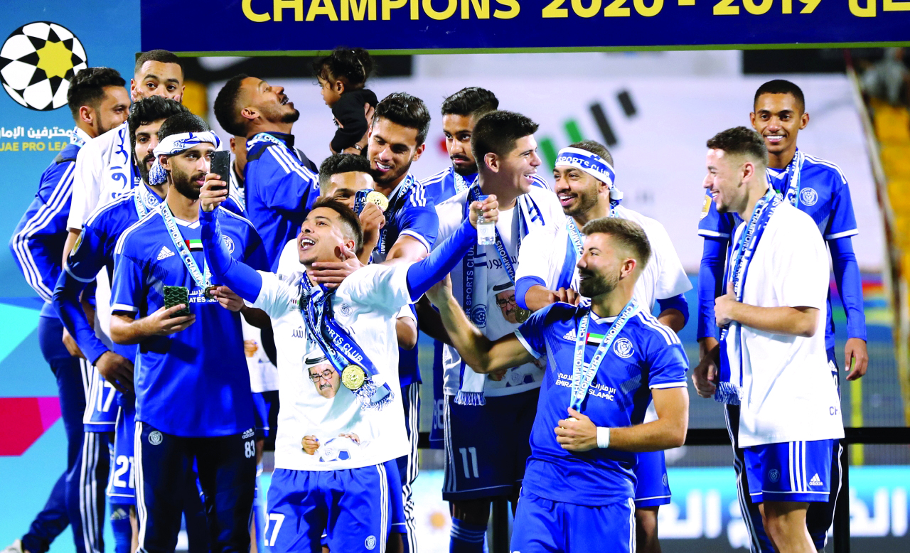 "نجوم النصر يحتفلون على منصة التتويج | البيان"