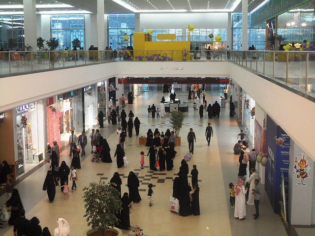 ضبط امرأة و 112 رجلاً مخالفین للذوق العام في مكة