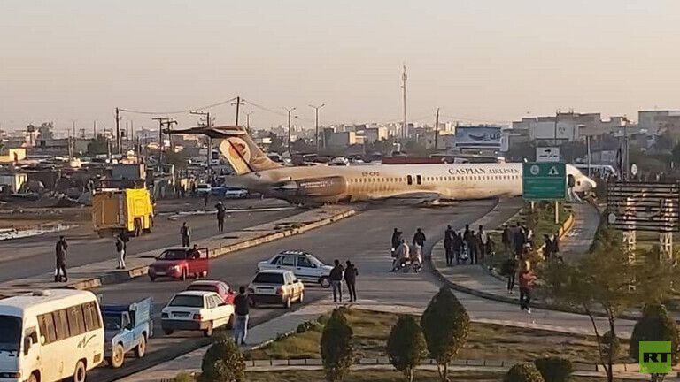 بالفيديو.. طائرة إيرانية تخرج عن مسارها أثناء هبوطها في مطار "ماهشهر"