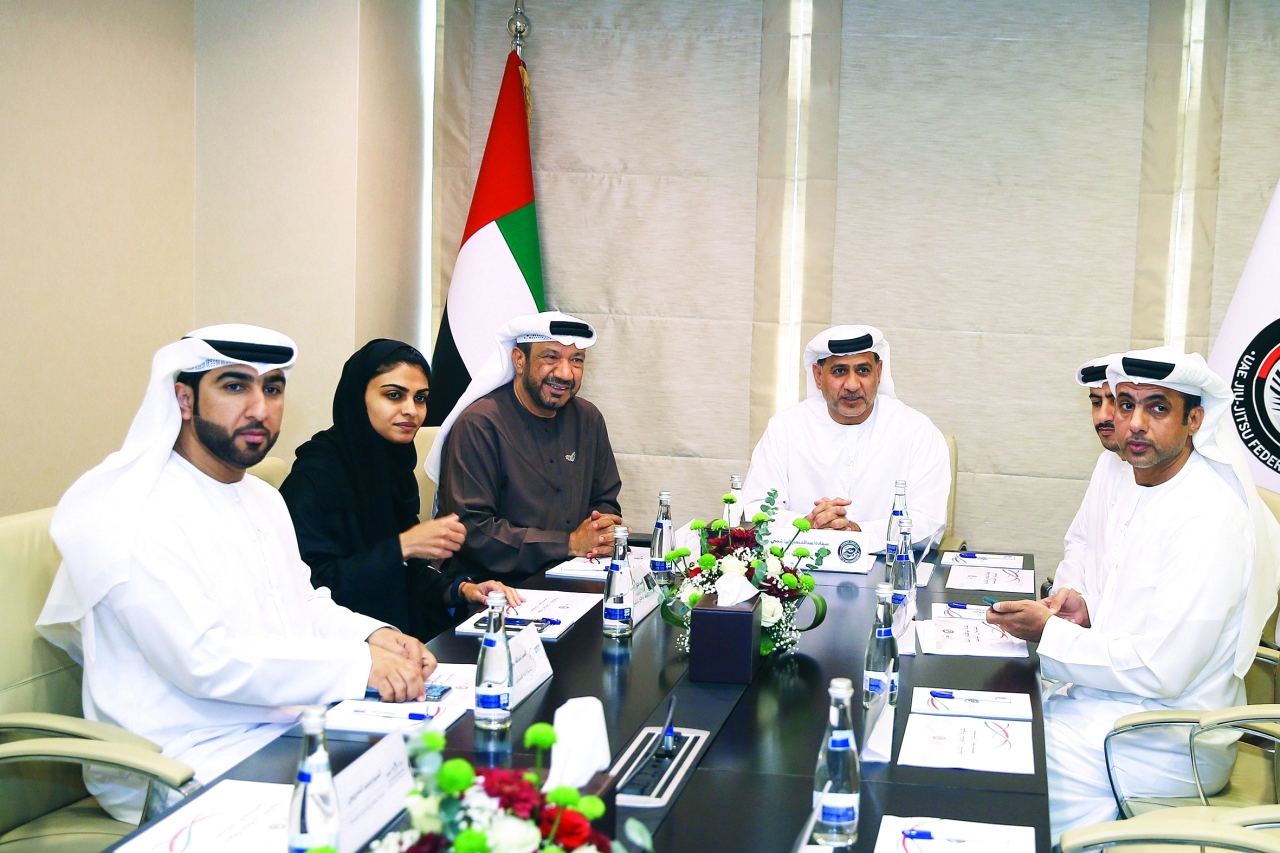 "عبد المنعم الهاشمي ومحمد الظاهري وفهد علي مع مندوبي المؤسسات الحكومية | تصوير - سيف الكعبي"