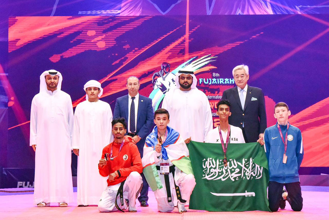 "سمو ولي عهد الفجيرة خلال تكريمه للفائزين"