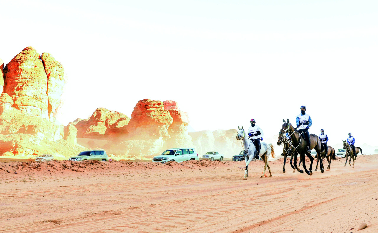 "حمدان بن محمد يتقدم فرسان الإمارات | تصوير - خليفة عيسى"