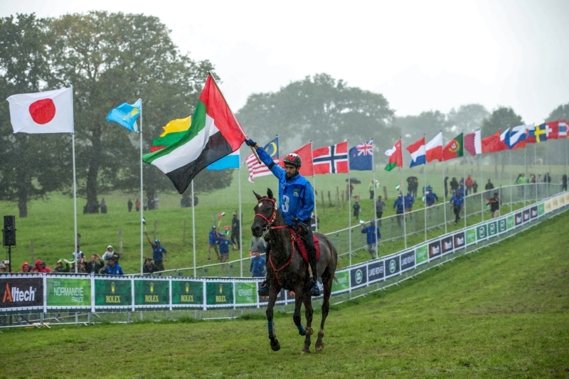"سموه رافعاً علم الإمارات متوجا بلقب بطل العالم للقدرة 2014 | أرشيفة"