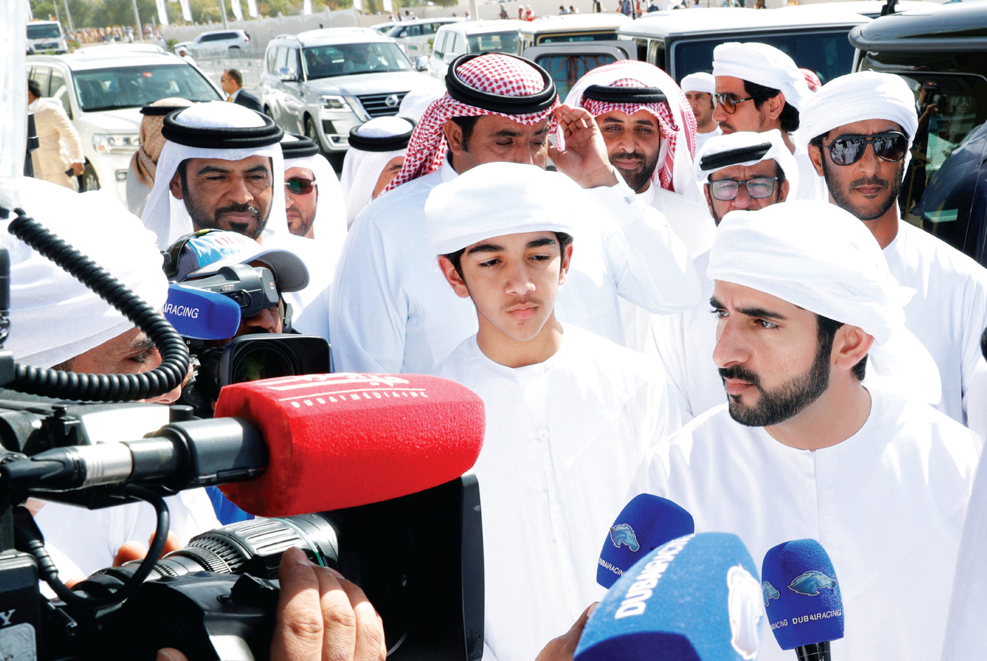 "حمدان بن محمد لدى وصوله برفقة محمد بن راشد بن محمد | تصوير: سالم خميس"