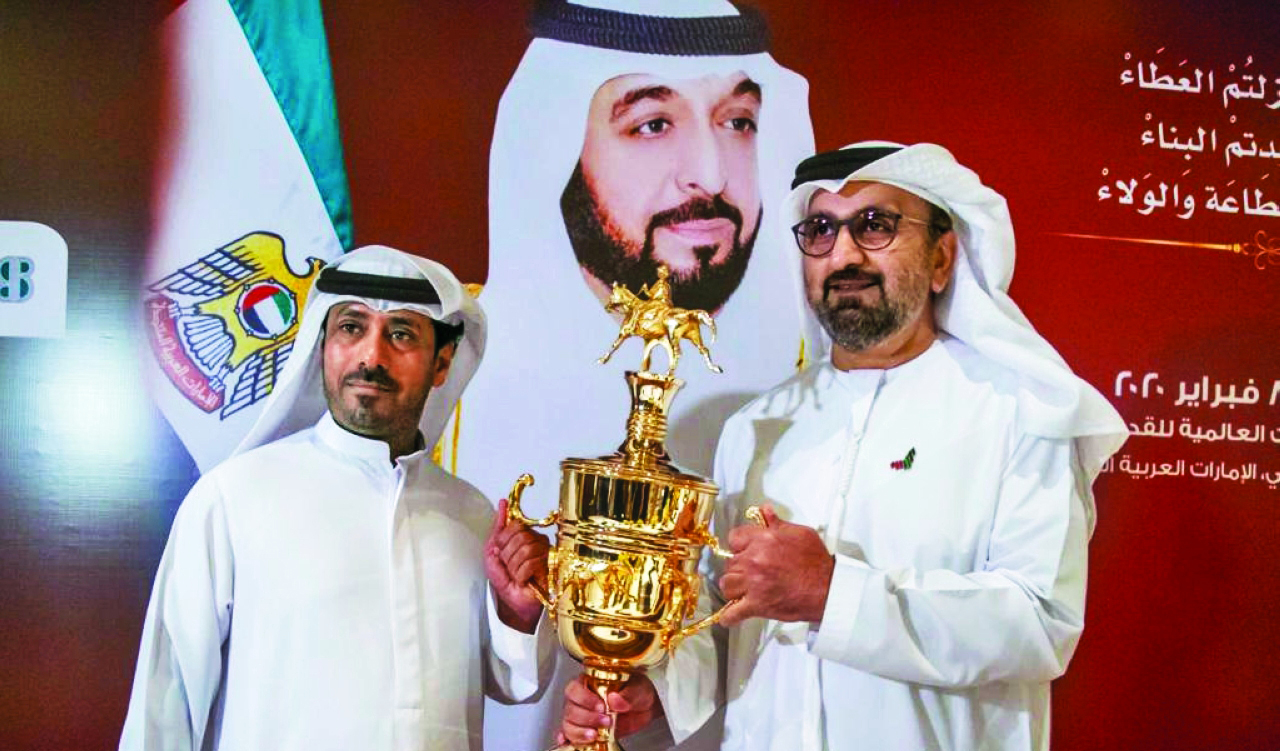 "استعراض الكأس خلال المؤتمر الصحفي | من المصدر"