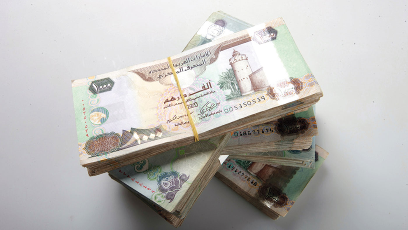 تستغل ثقة كفيلتها لتسرق 150 ألف درهم