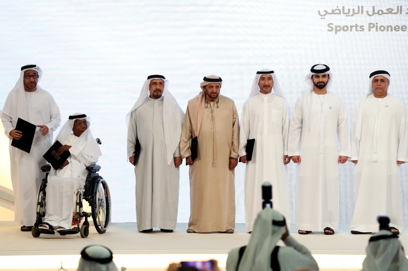 "منصور بن محمد يكرم رواد العمل الرياضي خلال النسخة الماضية | أرشيفية"