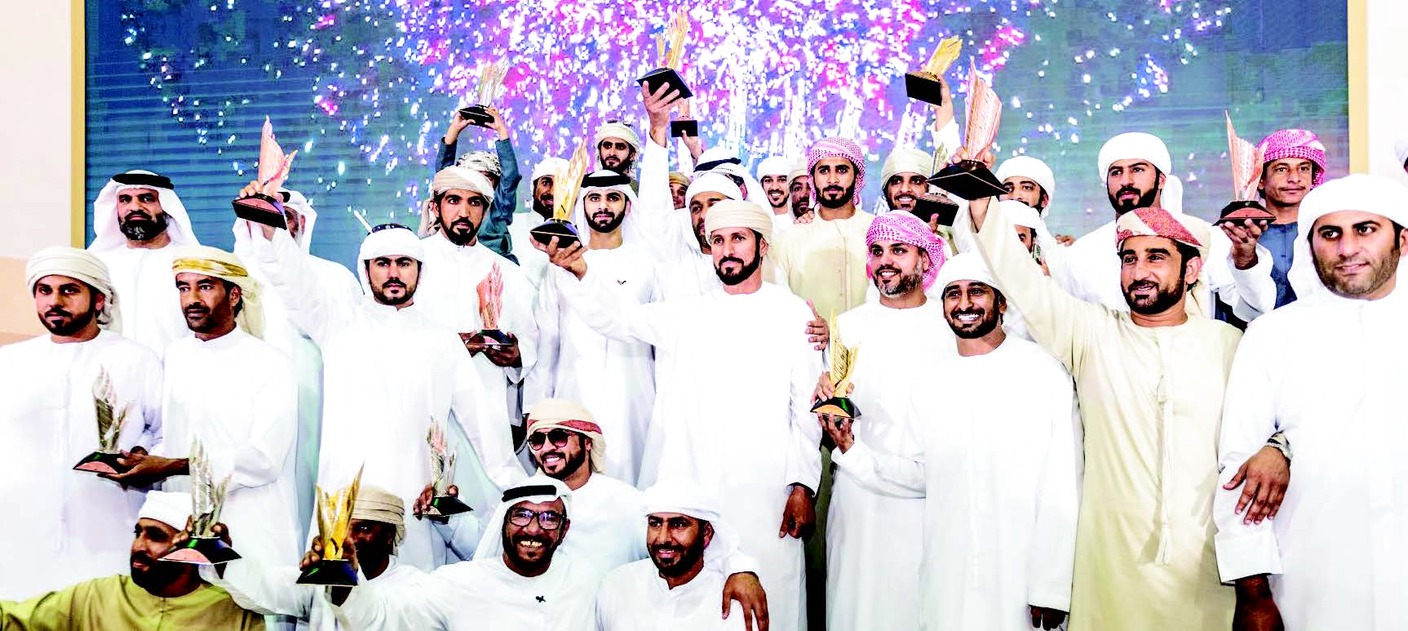 "منصور بن محمد يتوسط الأبطال بعد التتويج | البيان"