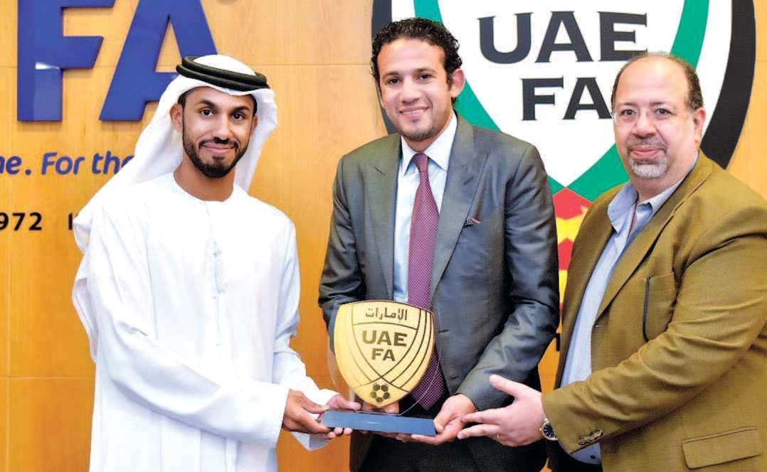 "بن هزام يقدم درع الاتحاد إلى العطار | البيان"