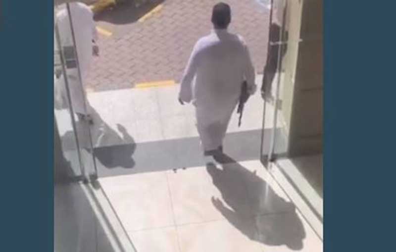 أربعيني يستعرض  بـ«كلاشنكوف» داخل مطعم في الرياض