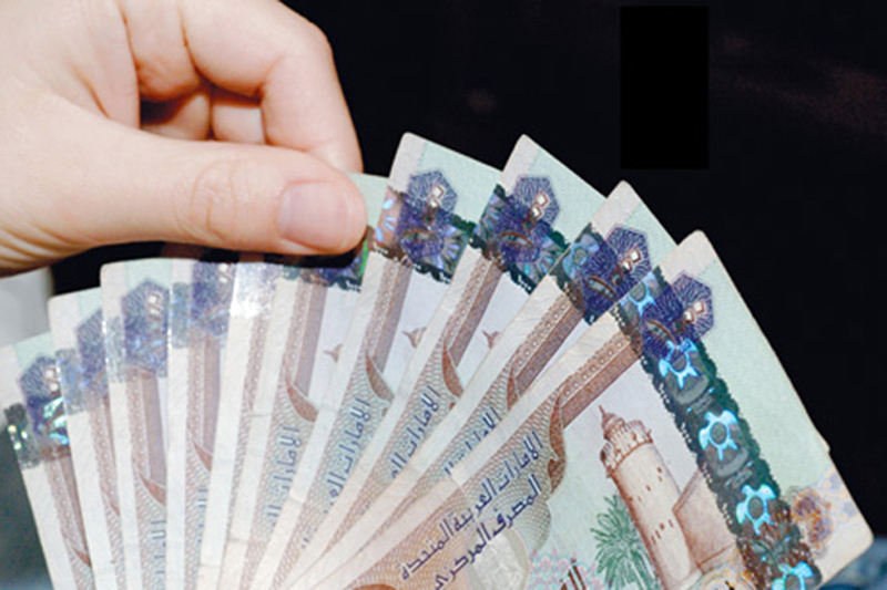 يطلب 20 ألف درهم رشوة لاستخراج تصريح معاملة