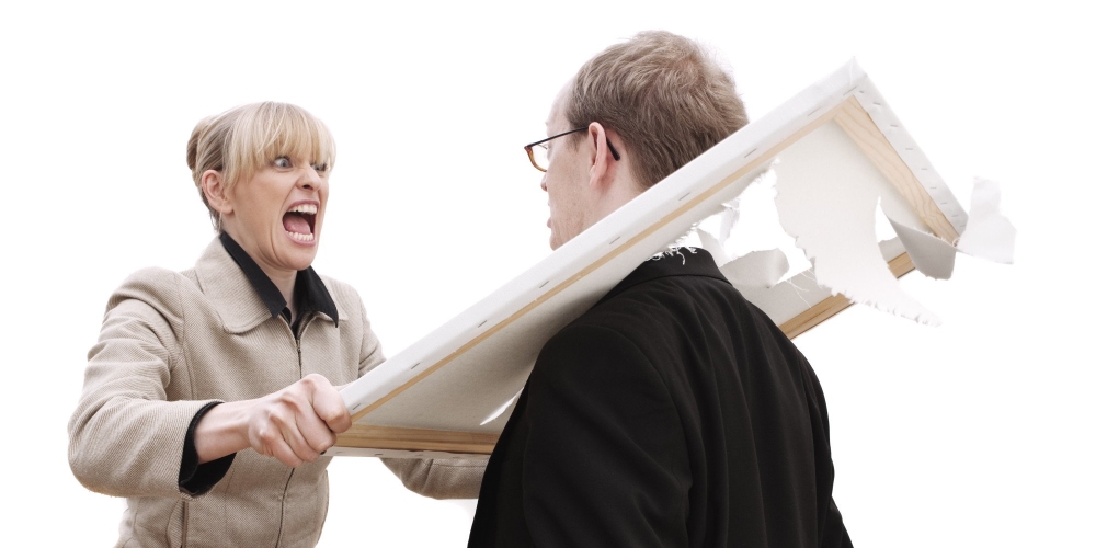 تفقأ عين زوجها لمغازلته سيدة أخرى