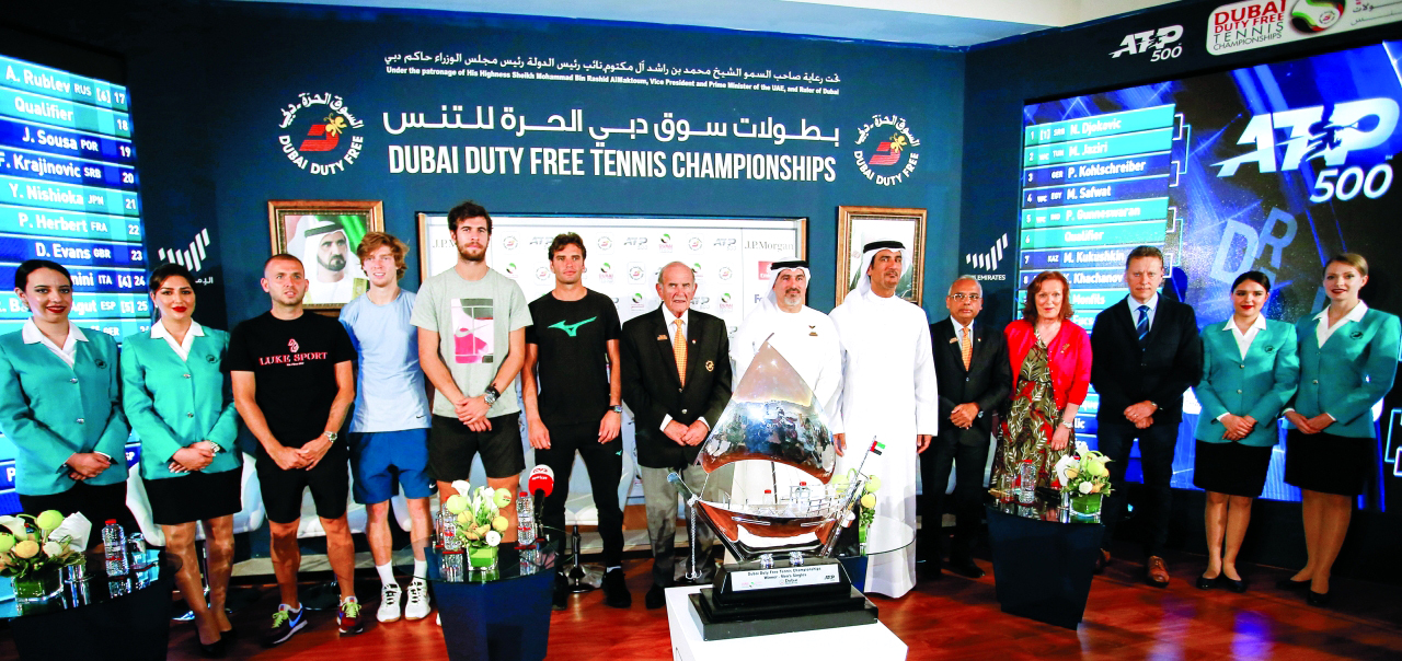 "كولين ماكلوكين وصلاح تهلك وناصر المرزوقي مع اللاعبين خلال مراسم القرعة | تصوير: دينيس مالاري"