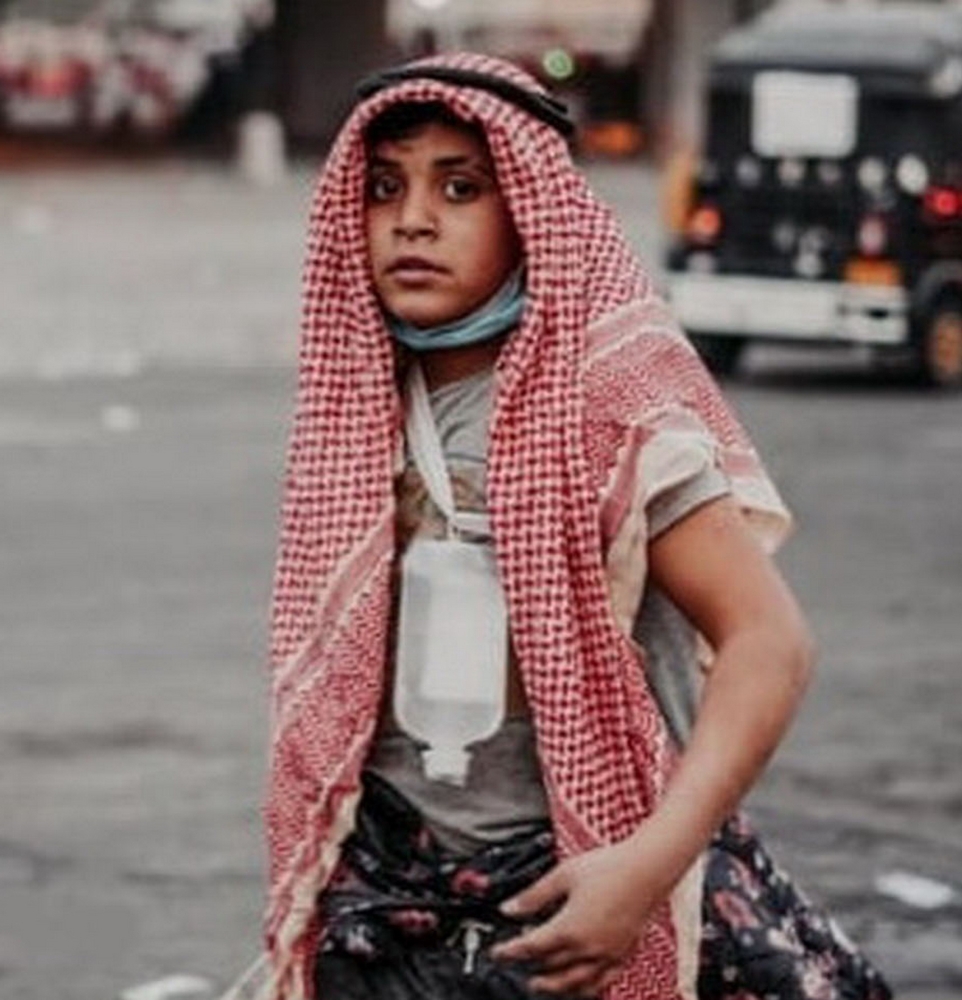 طفل عراقي.. يواجه الواقع الأليم بحب الوطن