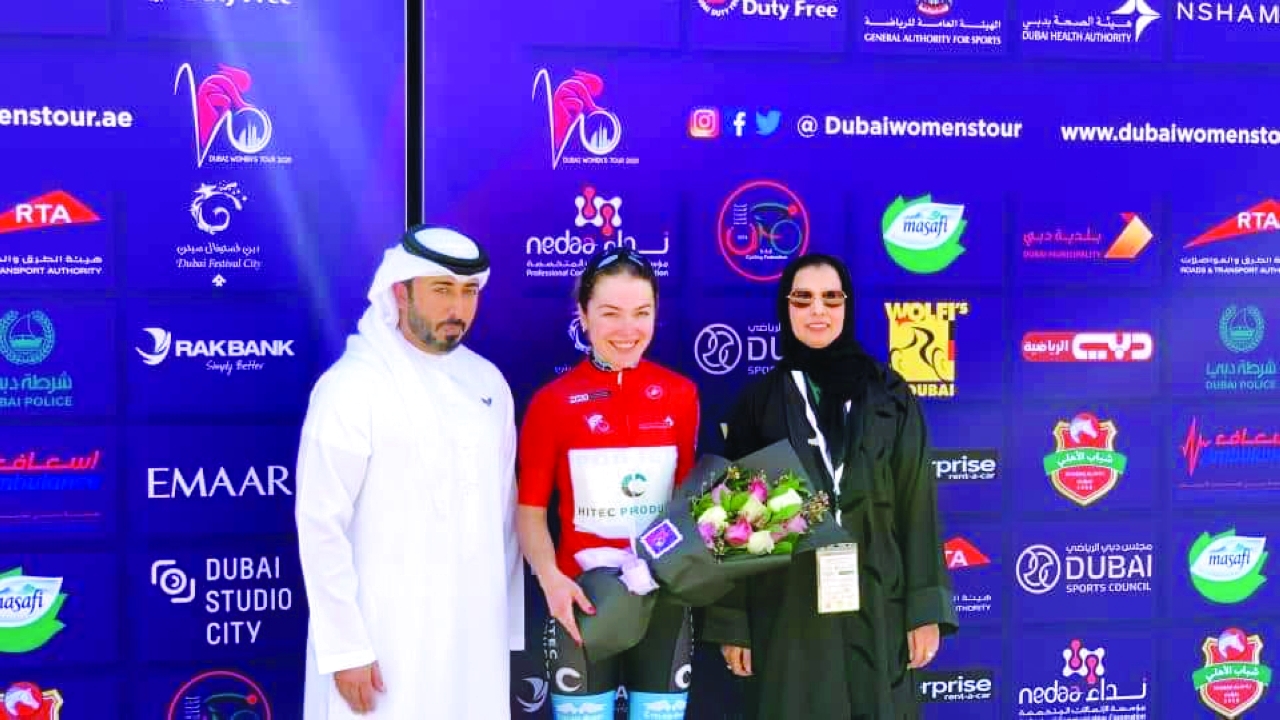 "أسامة الشعفار ونورة الجسمي مع بطلة الطواف | البيان"