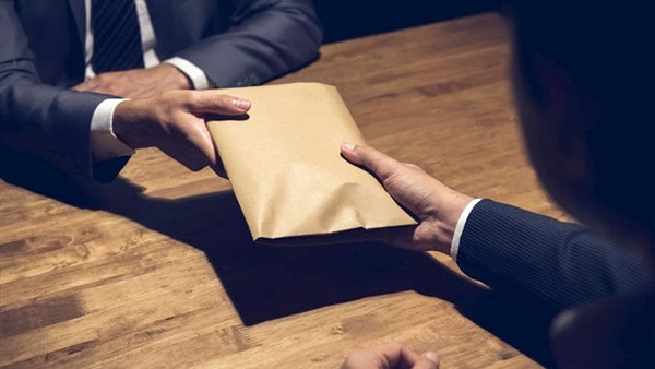 يرشد صديقه  إلى «رشوة»  لإنهاء معاملته