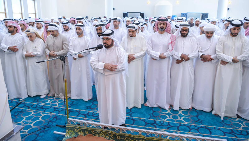 حاكم عجمان يؤدي صلاة الجنازة على جثمان محمد الغفلي