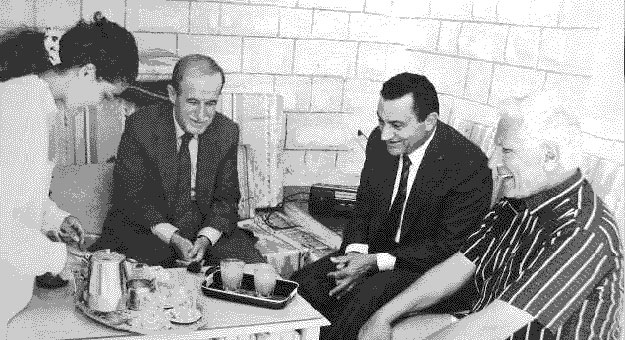 "الرئيسان مبارك وحافظ الأسد مع الاديب يوسف إدريس"