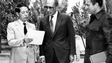 "الرئيس الأسبق أنور السادات وحوله نائب الرئيس وقتها حسنى مبارك والدكتور أسامة الباز"