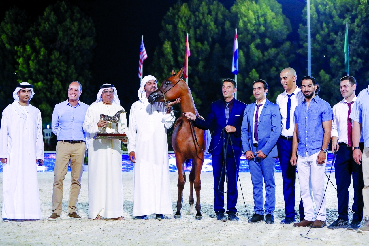 "مسؤولو مربط دبي يتسلمون جائزة «دي شهير» الذهبية | من المصدر"