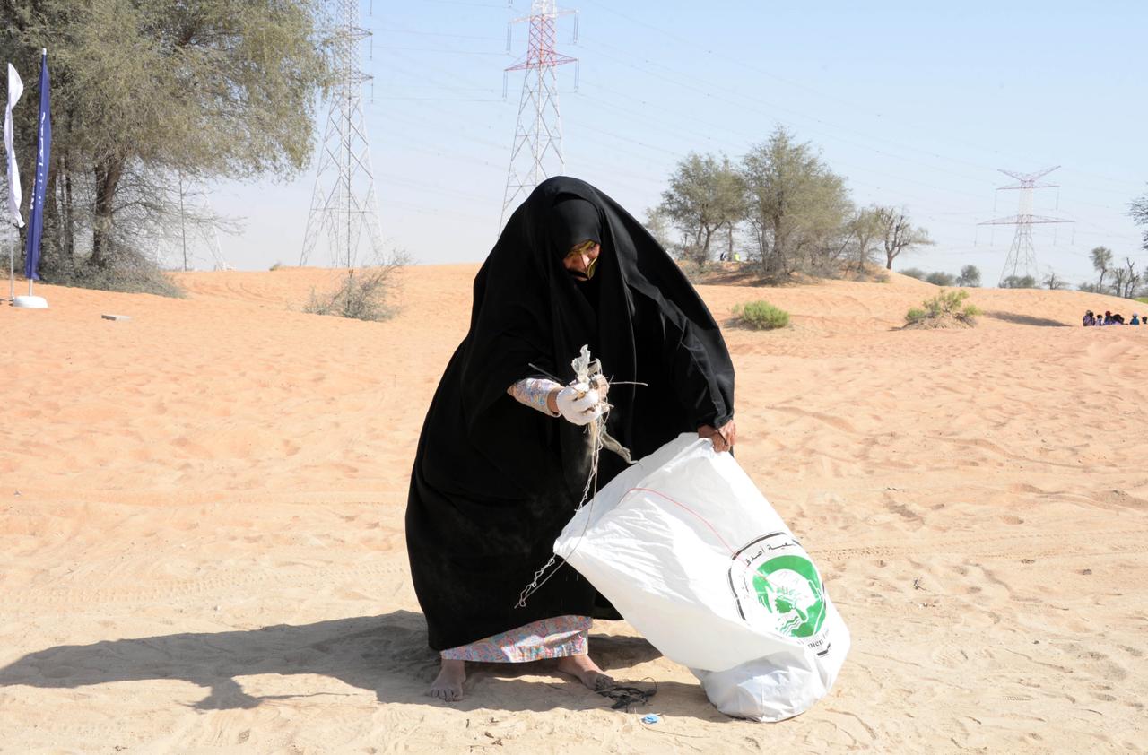 "مساهمة مواطنة مسنة في حملة تنظيف البر"