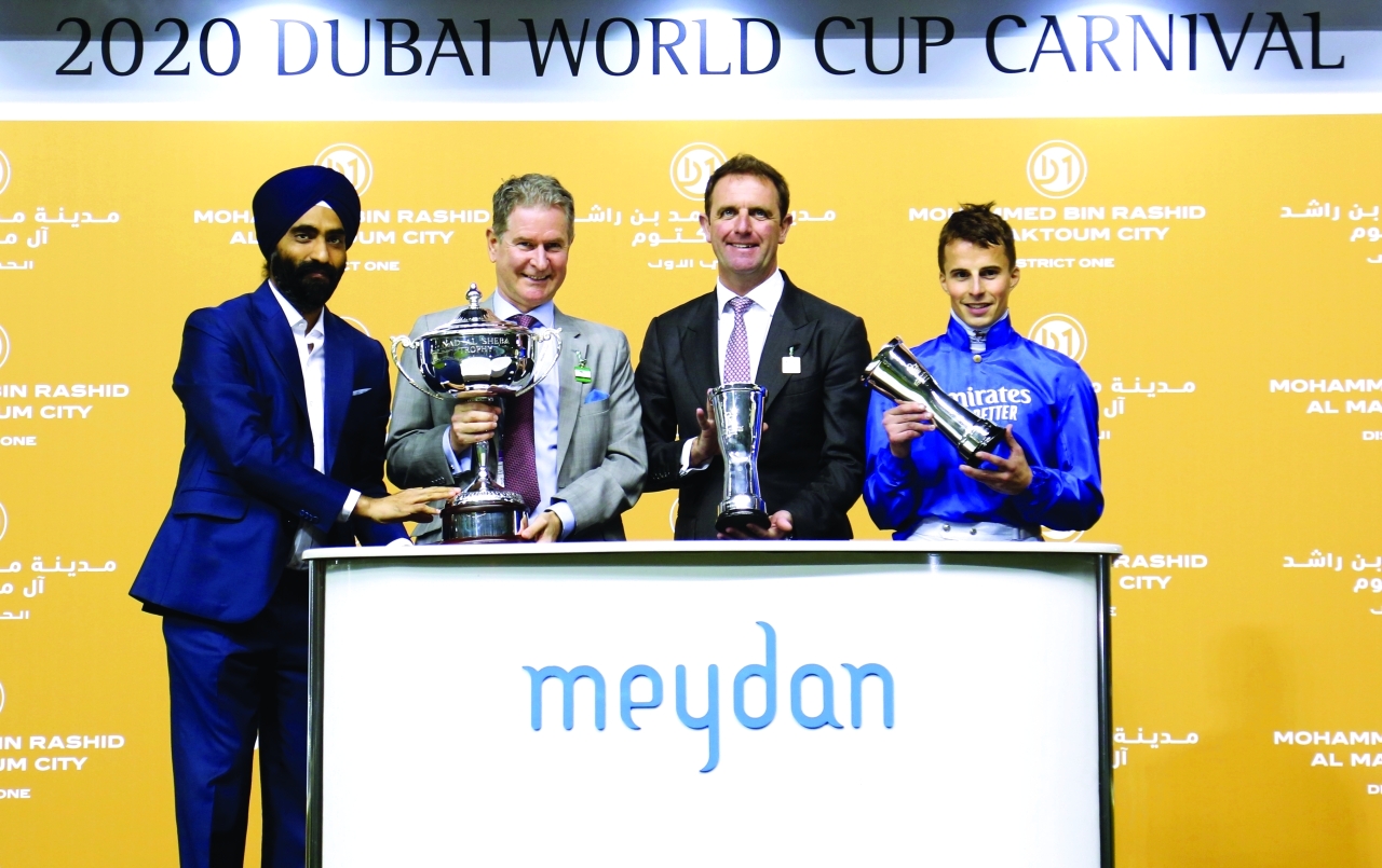 "هيو أندرسون وشارلي آبلبي ووليام بويك خلال تسلّمهم جائزة الشوط الخامس | البيان"