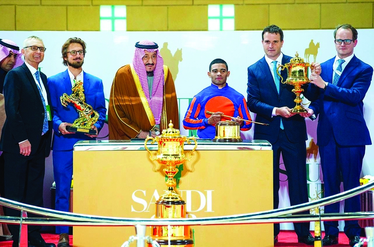 "سلمان بن عبدالعزيز متوجاً بطل السباق | من المصدر"