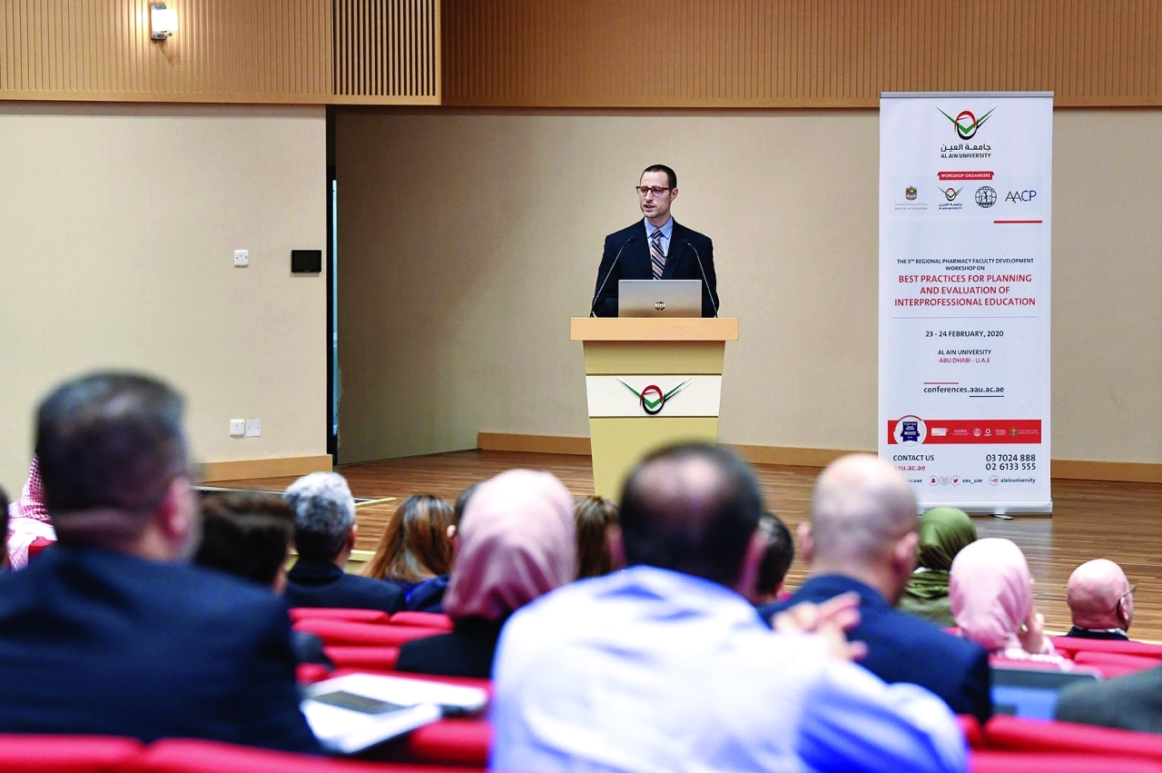 جامعة العين تناقش تطوير مهارات مدرسي كليات الصيدلة