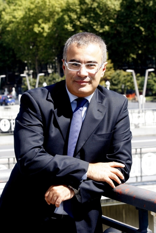 "سامي محروم - مدير قسم الاستراتيجية والبحوث في مؤسسة دبي المستقبل، وزميل غير مقيم في مجلس لشبونة. وهو مؤلف كتاب «الشركات الناشئة ونظرية البجعة السوداء: فهم صعود شركات التكنولوجيا الناجحة في أماكن غير محتملة»."