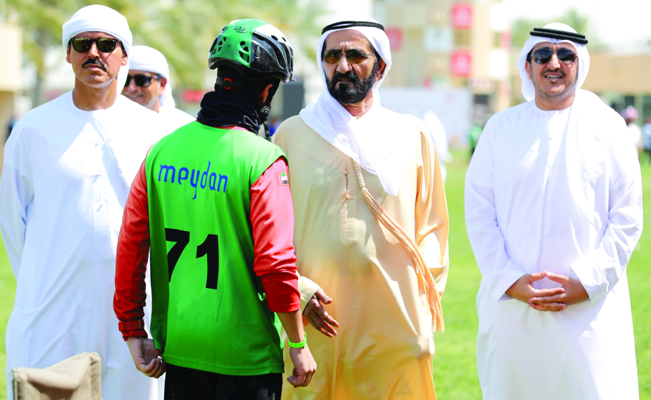 "محمد بن راشد يتفقد السباق بحضور فيصل القاسمي وسلطان السبوسي | تصوير: دينيس مالاري"