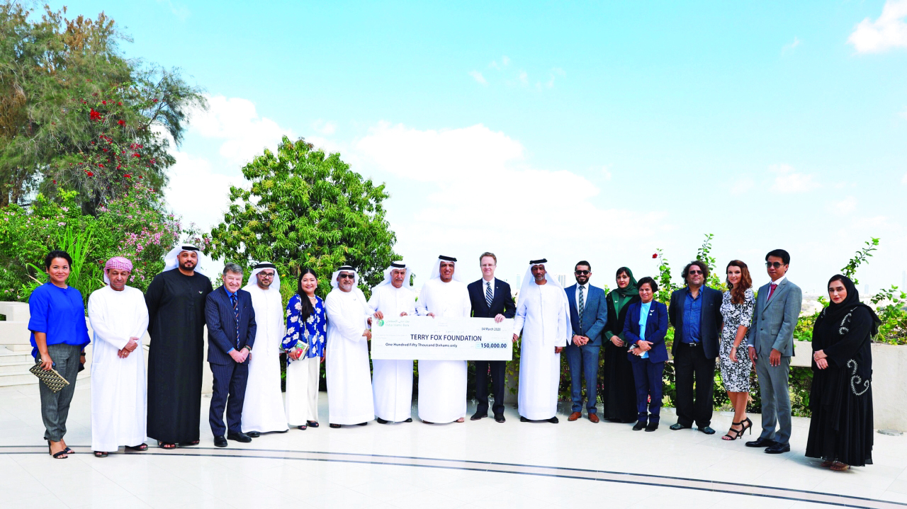 "سعود بن صقر خلال تسليمه ريع السباق إلى وفد مركز أبحاث السرطان | وام"