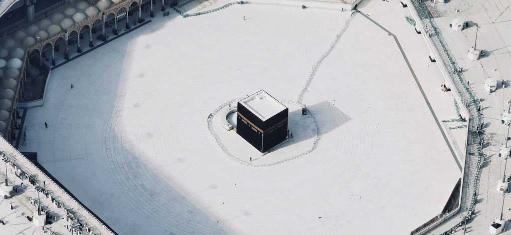 إغلاق الحرمين بعد انتهاء صلاة العشاء وإعادة فتحهما قبل صلاة الفجر بساعة