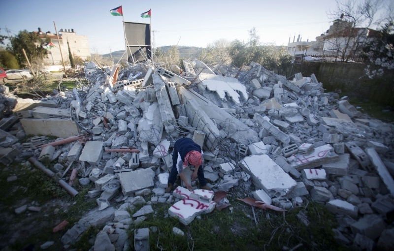 الاحتلال يهدم منزلين لمعتقلين فلسطينيين في الضفة